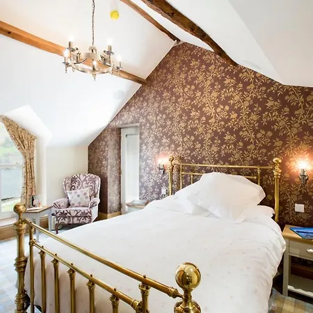 Howtown Sleeps 12 * Watermillock