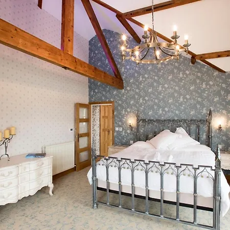 Howtown Sleeps 12