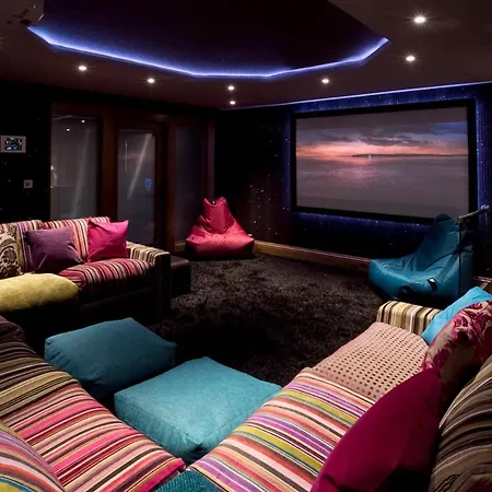 Villa Howtown Sleeps 12